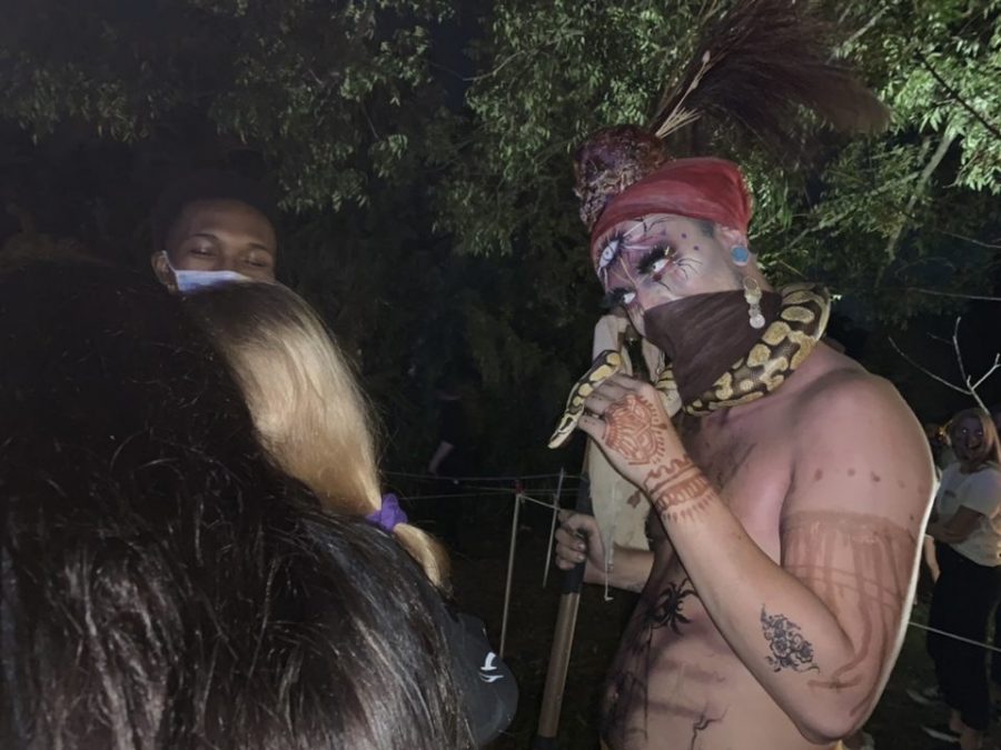 One of the actors that walked around wore a snake around his neck and put on fire shows for guests. He also participated in scaring people waiting in the line.