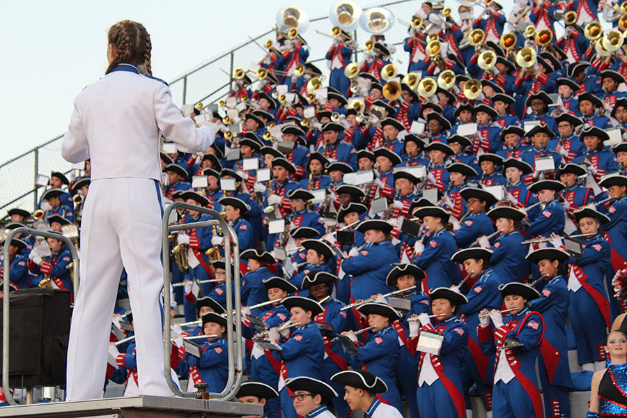 Senior Avery Knipfing conducts the band during the first quarter of the game on Thursday, Sept. 28 at the Darwin Boothe Stadium. Seminole High School ended with the win, 31-6.