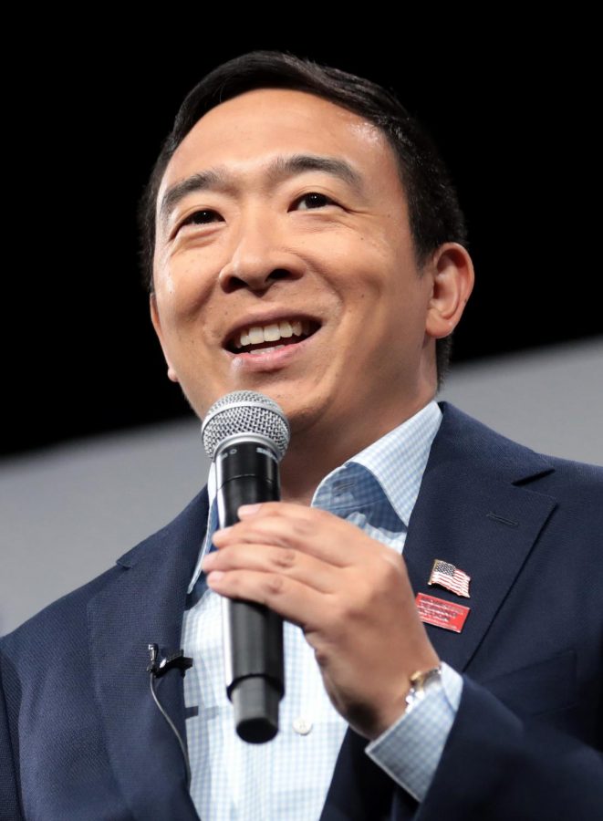 Andrew+Yang+speaking+in+Des+Moines%2C+Iowa.