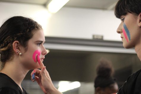 On Mon. Nov. 7, the juniors and seniors prepared to face off in the annual powderpuff game. Seniors Lindsay Sheridan and Riley Fisher use face paint to show camaraderie and class spirit, donning the colors of the senior team. “The time that we spent in the locker room was so fun,” senior Riley Fisher said. “We were all able to bond before the game, especially because we were there twice, since the first game was postponed.”
