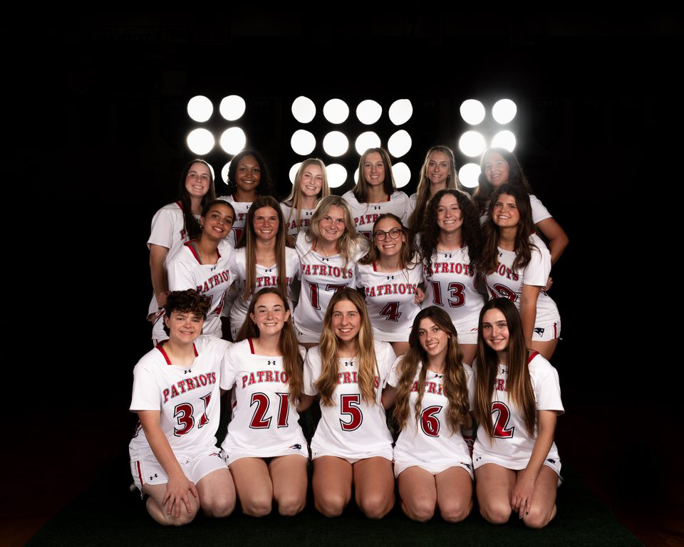 The+girls+varsity+lacrosse+team+poses+for+their+group+photo.